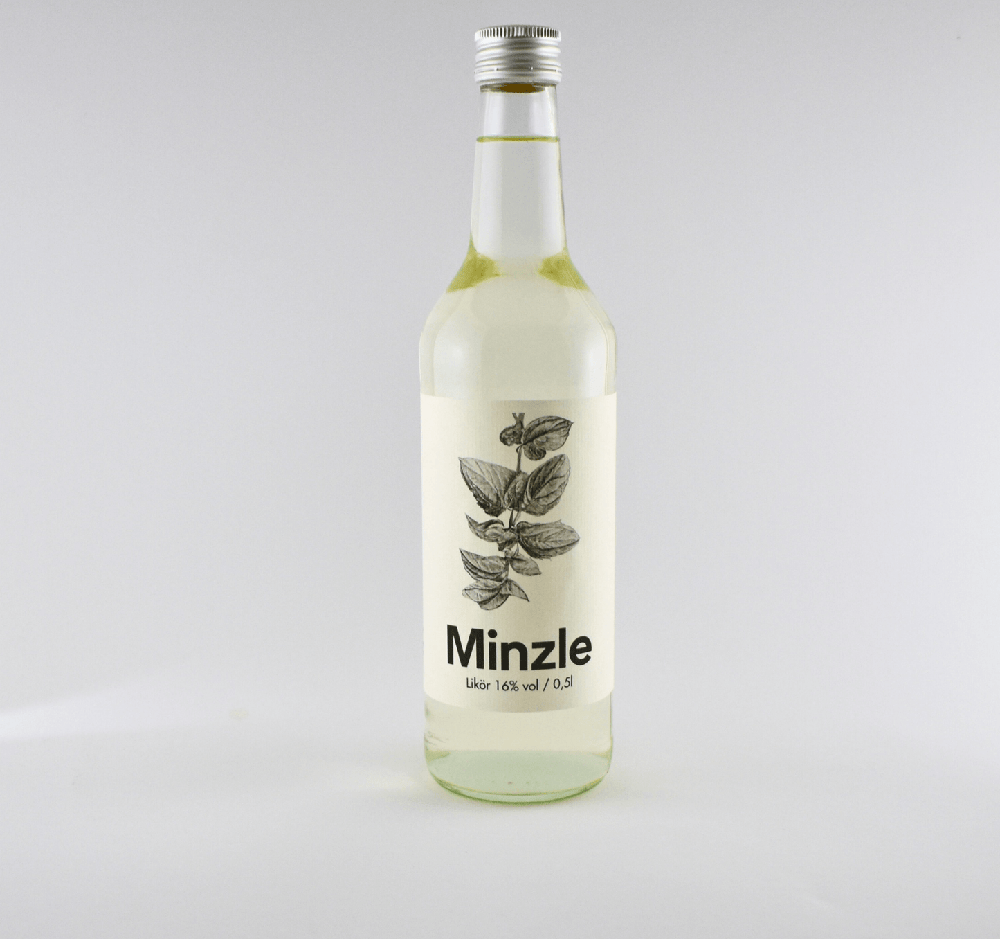 Minzle Minzlikör 16% vol. in a clear bottle with mint leaf design, perfect for cocktails or enjoyed pure.