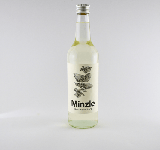 Minzle Minzlikör 16% vol. in a clear bottle with mint leaf design, perfect for cocktails or enjoyed pure.